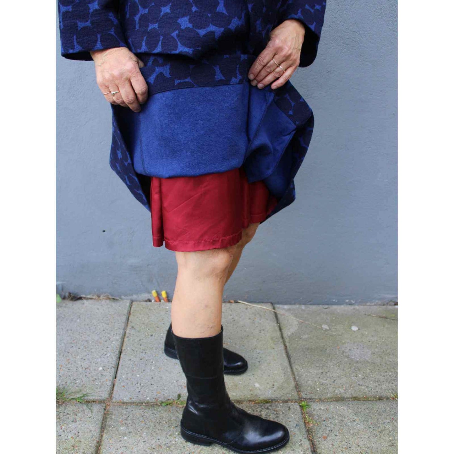 Rødt satin foer under blå smal knælang nederdel fra McVerdi