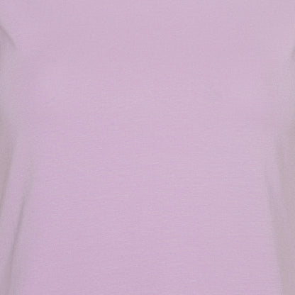 Rosa stof på ensfarvet t-shirt fra Mansted