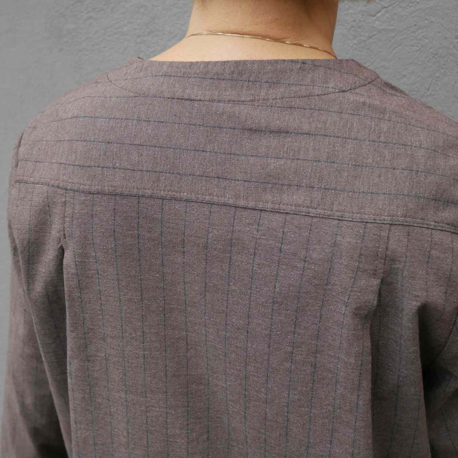 Læg på ryggen af brun skjortekjole fra E-Avantgarde