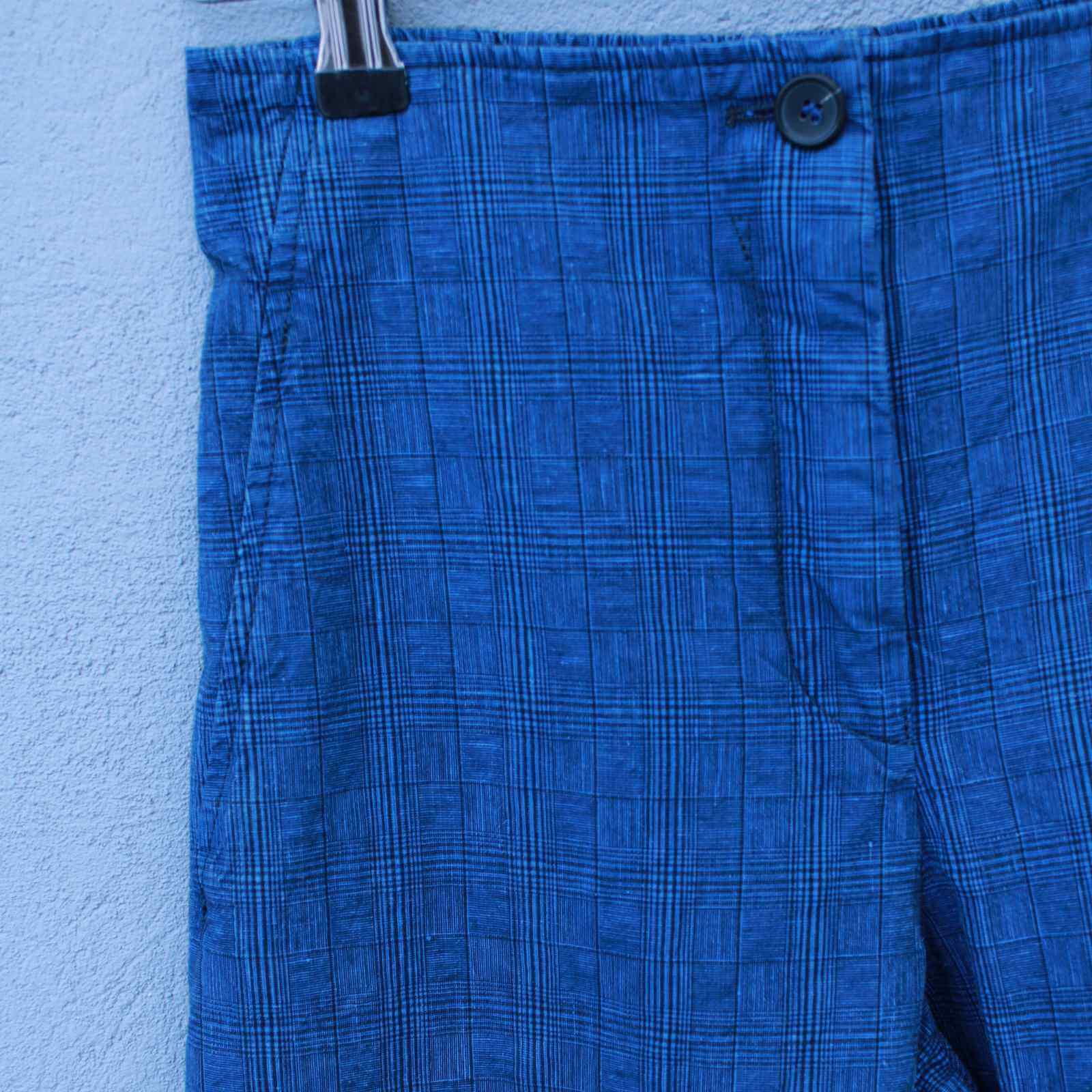 Skrå sidelomme på koboltblå bukser fra Oska hos Anbi