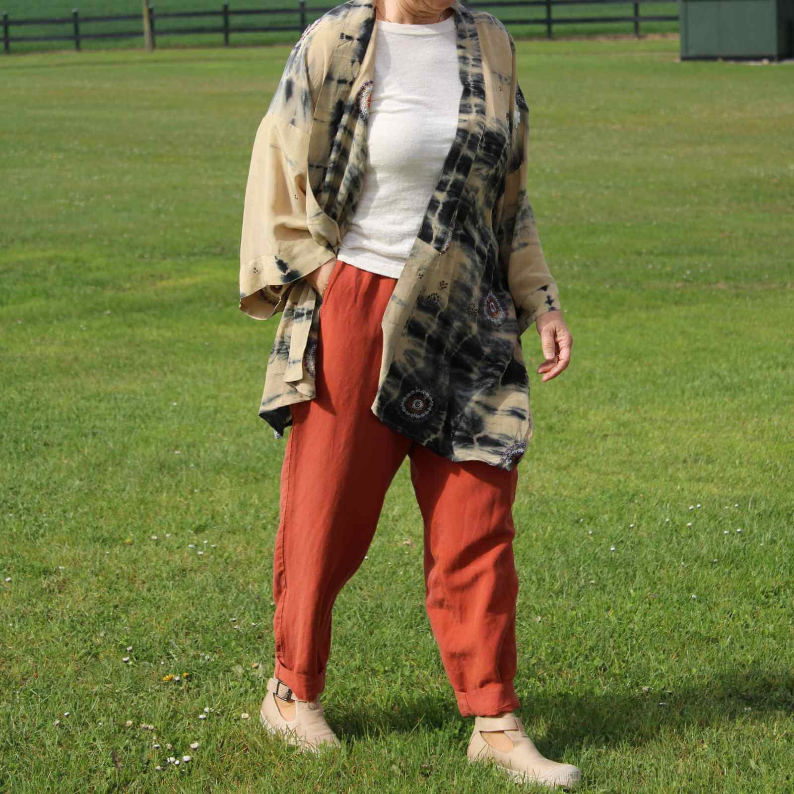 rustfarvet sommerbukser, hvid t-shirt og sandfarvet silke kimono over