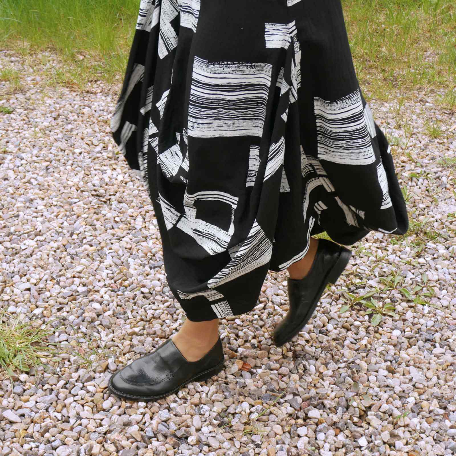 sort hvid nederdel med sorte loafers på græs