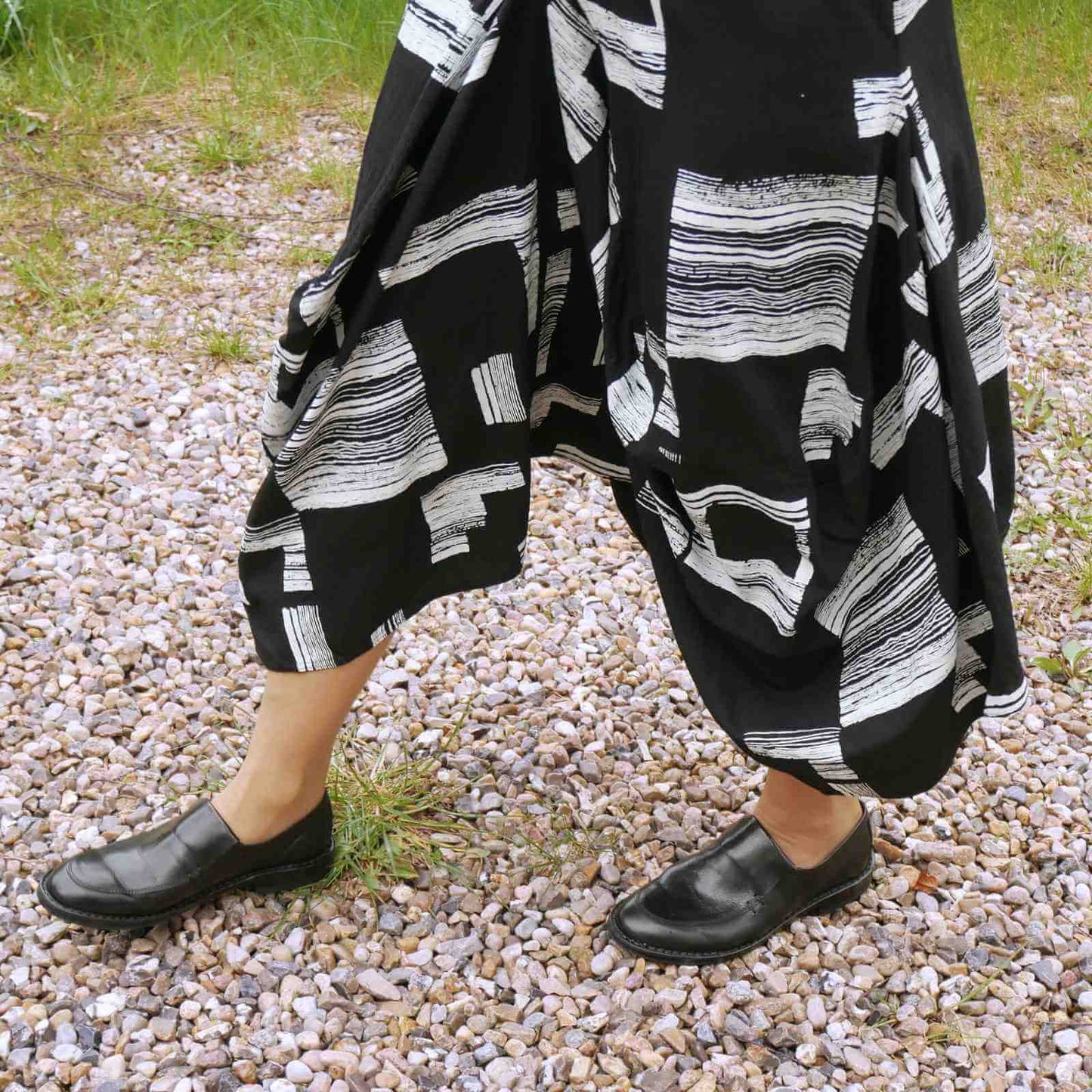 sort hvid nederdel fra E-Avantgarde med loafers på grus