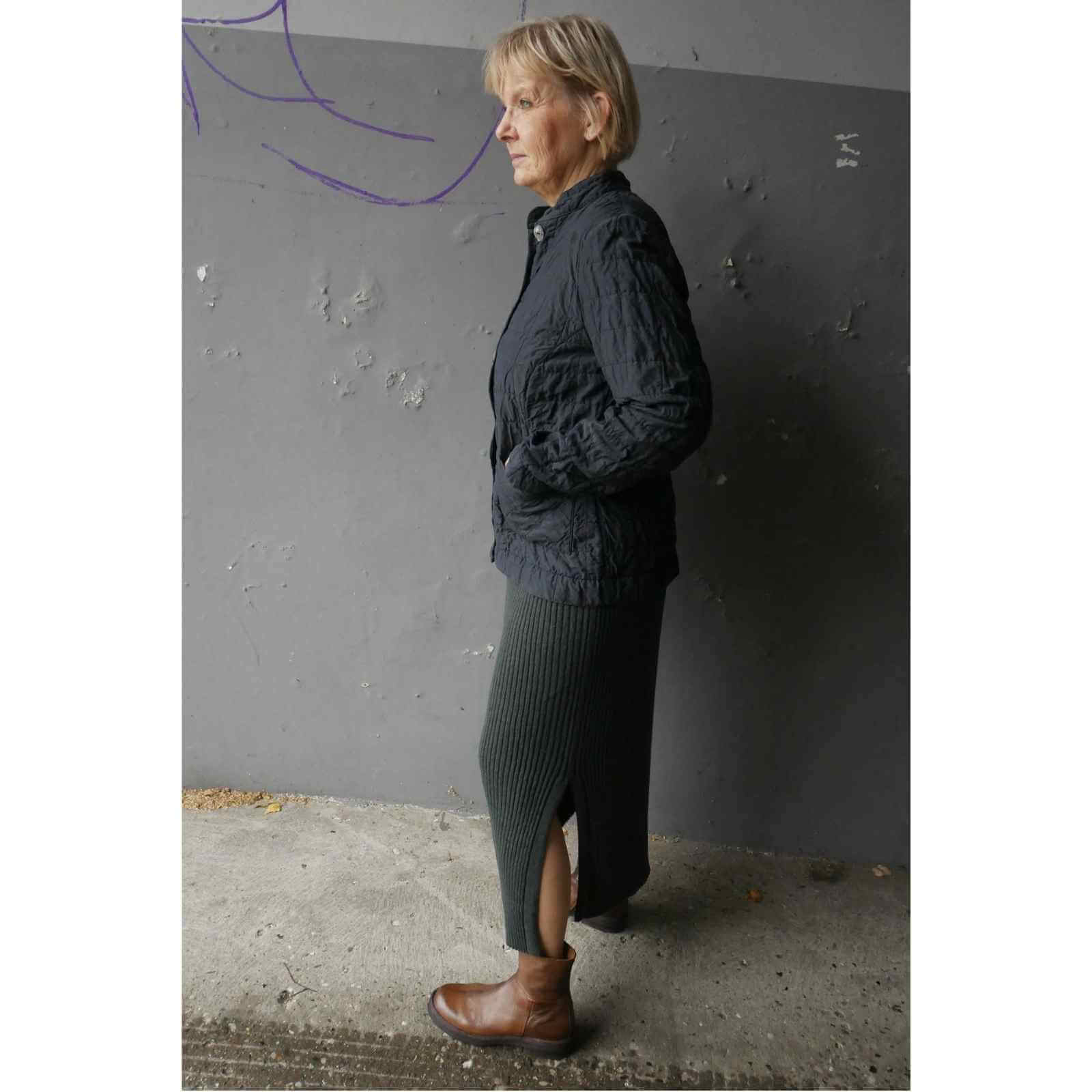 Anbi Jette i sort jakke fra Praechtig Berlin og strik nederdel