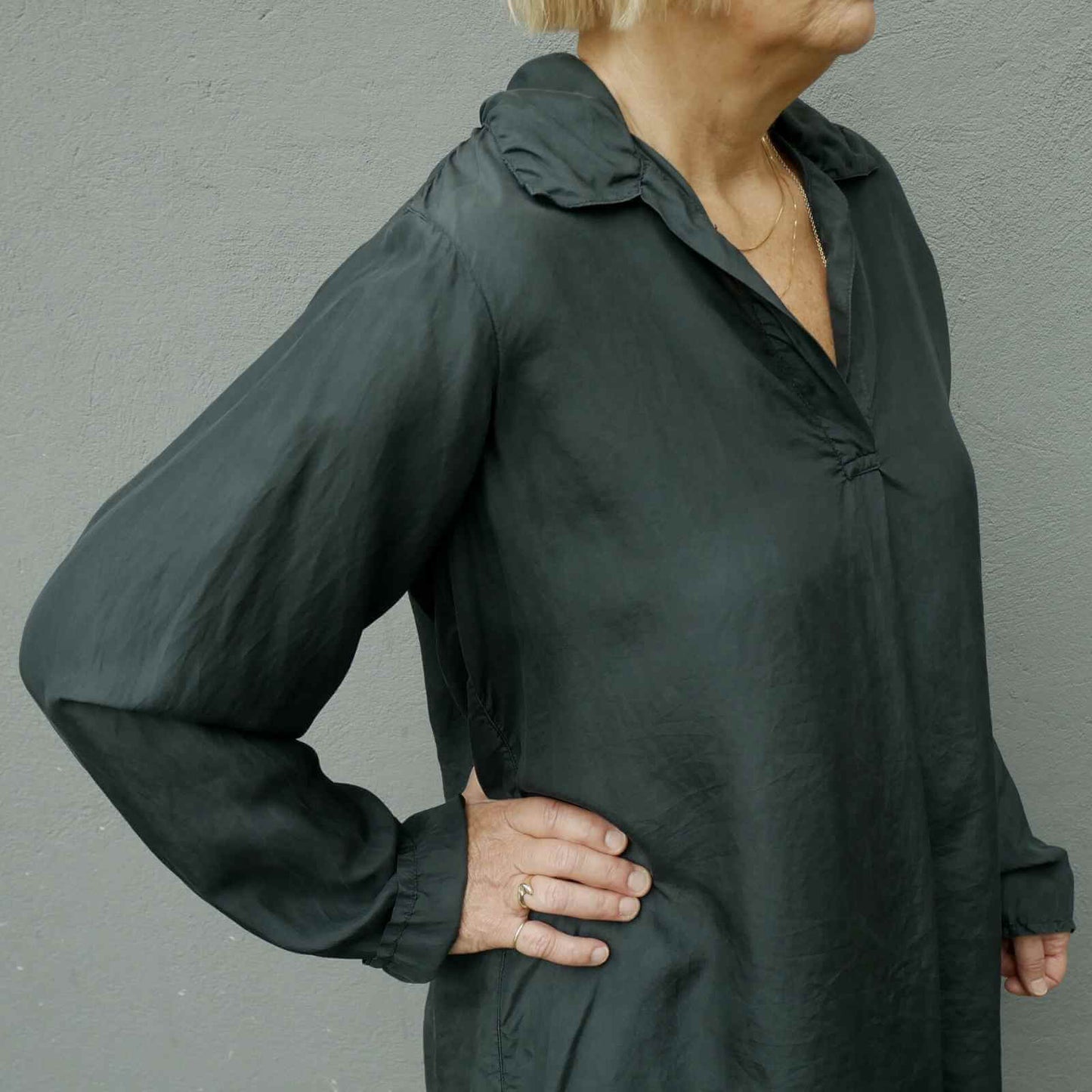Jette fra Anbi i sort silkeskjorte fra Praechtig Berlin