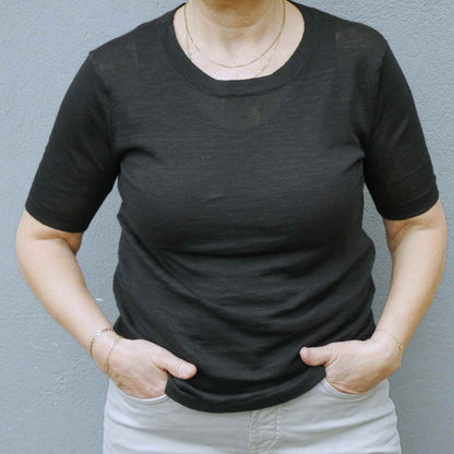 sort t-shirt på Anbi Jette i hør og økologisk bomuld.