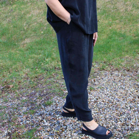 Sorte cupro bukser fra Muse Wear