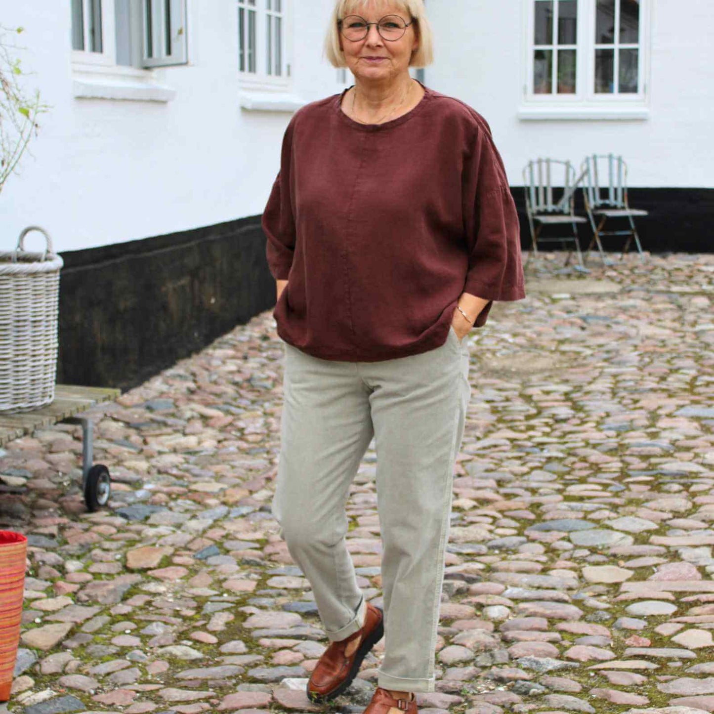 Anbi Jette i kastanja farvet top og lyse bukser