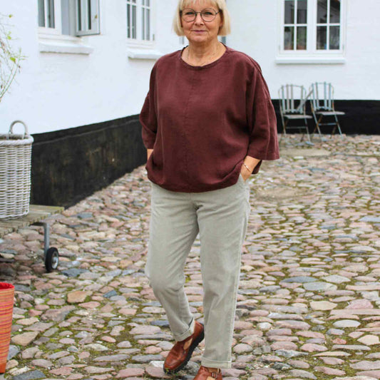 Anbi Jette i kastanja farvet top og lyse bukser