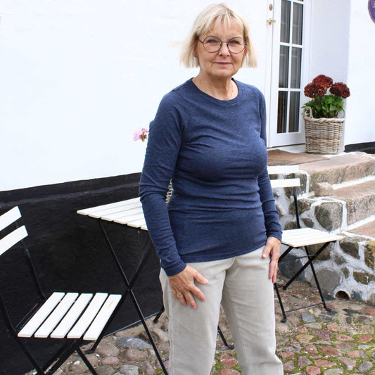 Anbi Jette i navy basis bluse fra Muse Wear