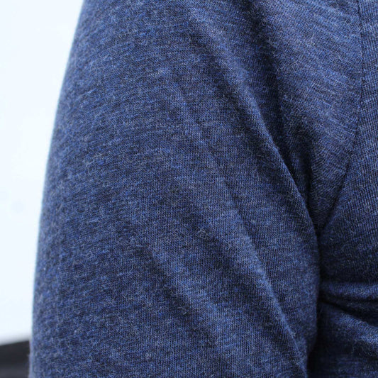 ærme stof detalje på navy basis bluse