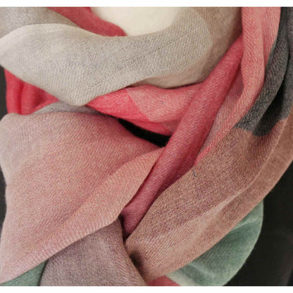 pastelfarvet tørklæde i rosa, brun