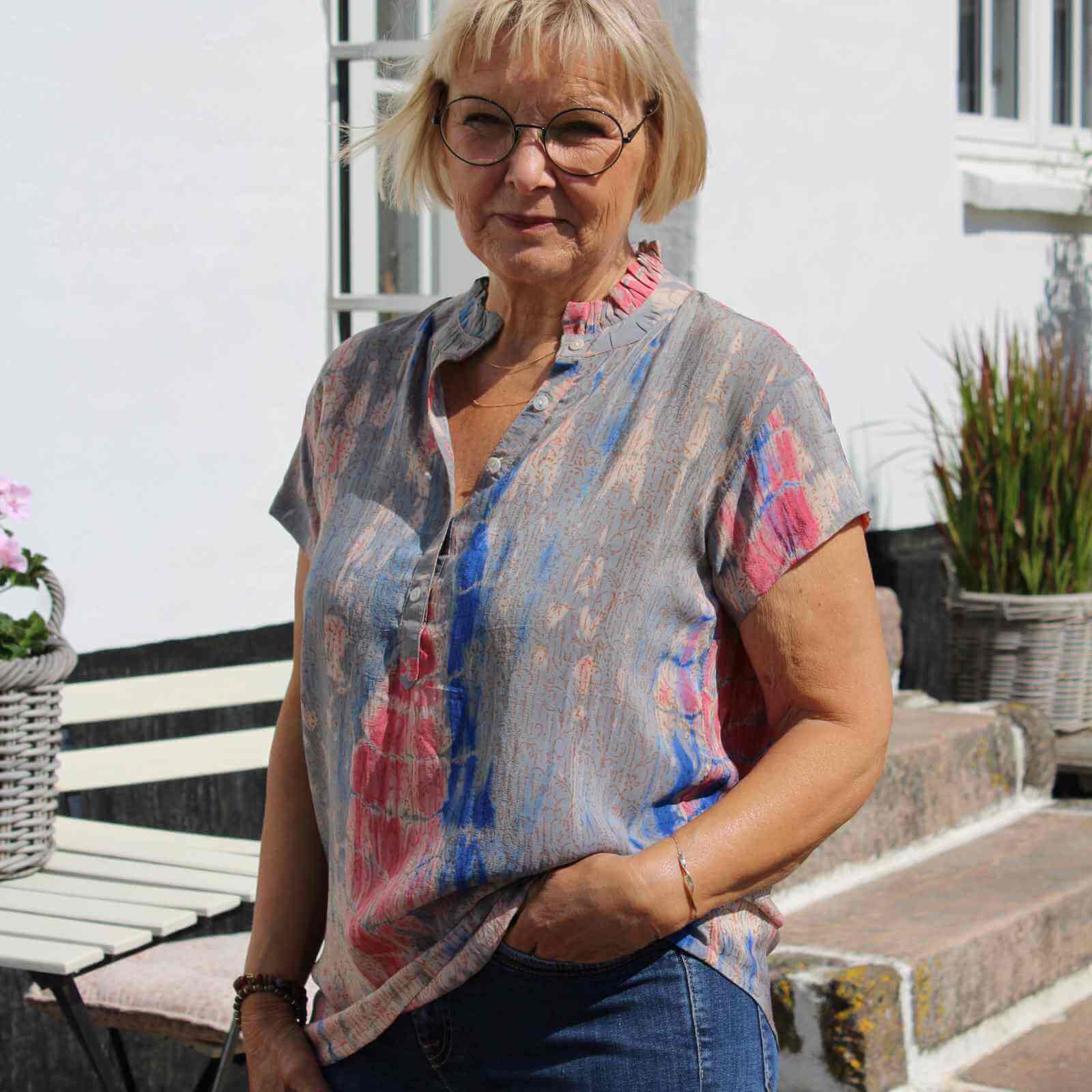 Anbi Jette i grå silketop og blå jeans
