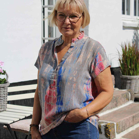 Anbi Jette i grå silketop og blå jeans