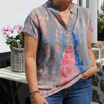 grå, pink og blå silketop på kvinde med blå jeans
