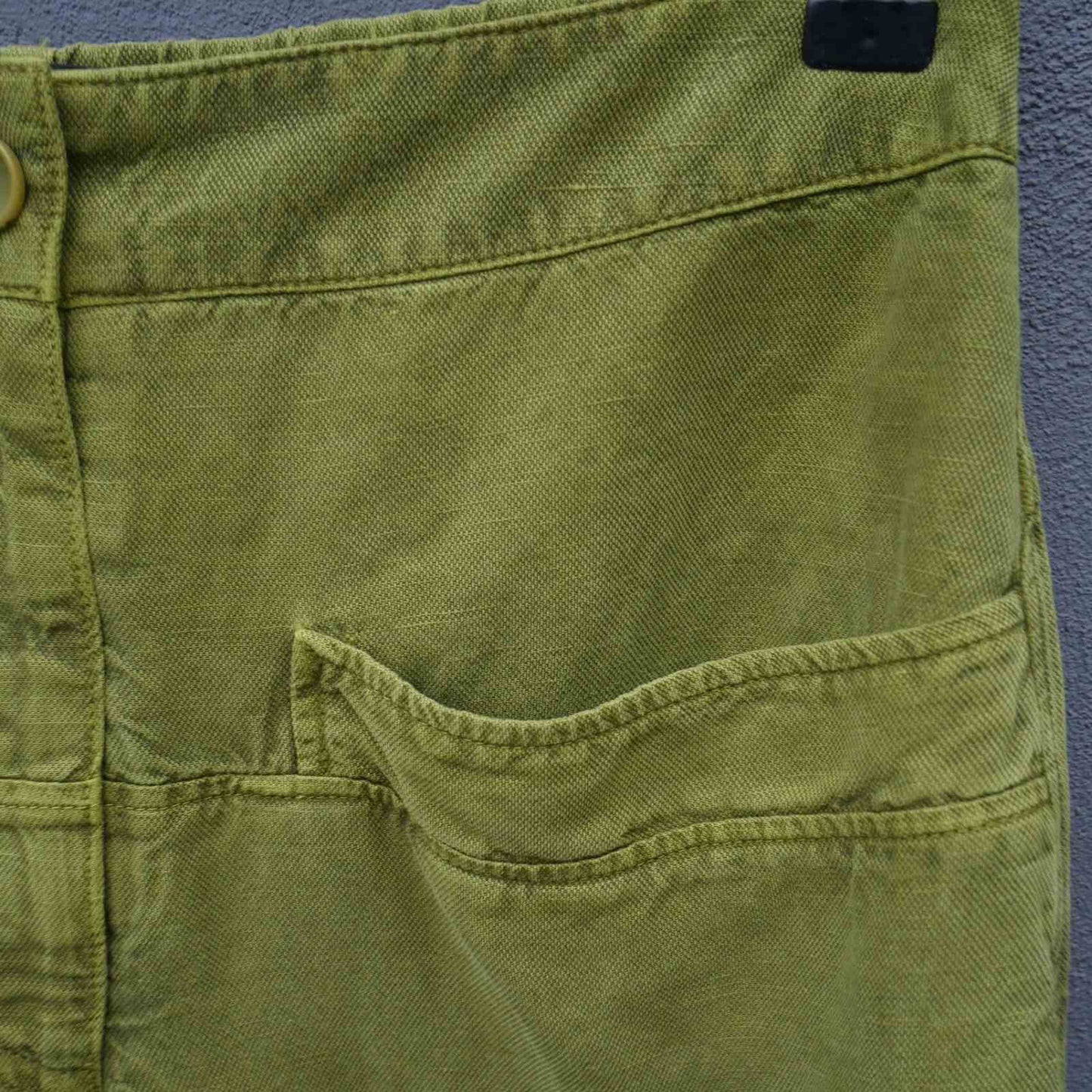 Forlomme på bukser fra Oska i hørblanding model Steja i pistachio