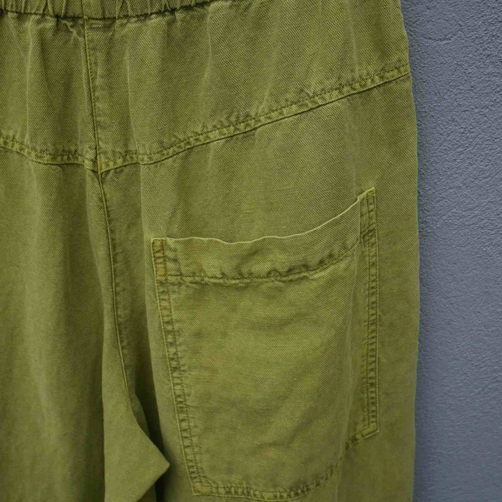 Baglomme på pistachio farvet bukser i hørblanding fra Oska, model Steja