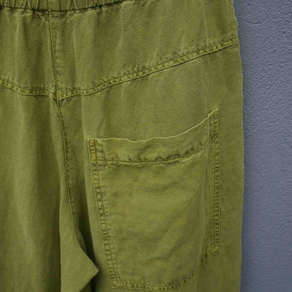 Baglomme på pistachio farvet bukser i hørblanding fra Oska, model Steja