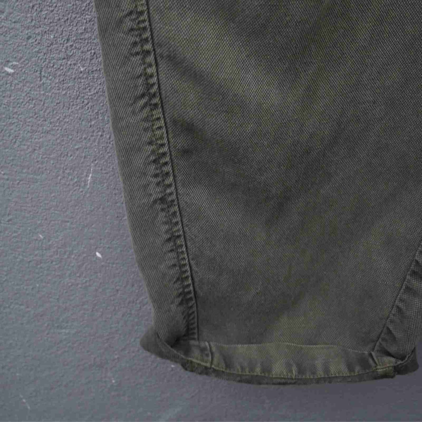 Opsmøg detalje på khaki farvet Steja bukser fra Oska