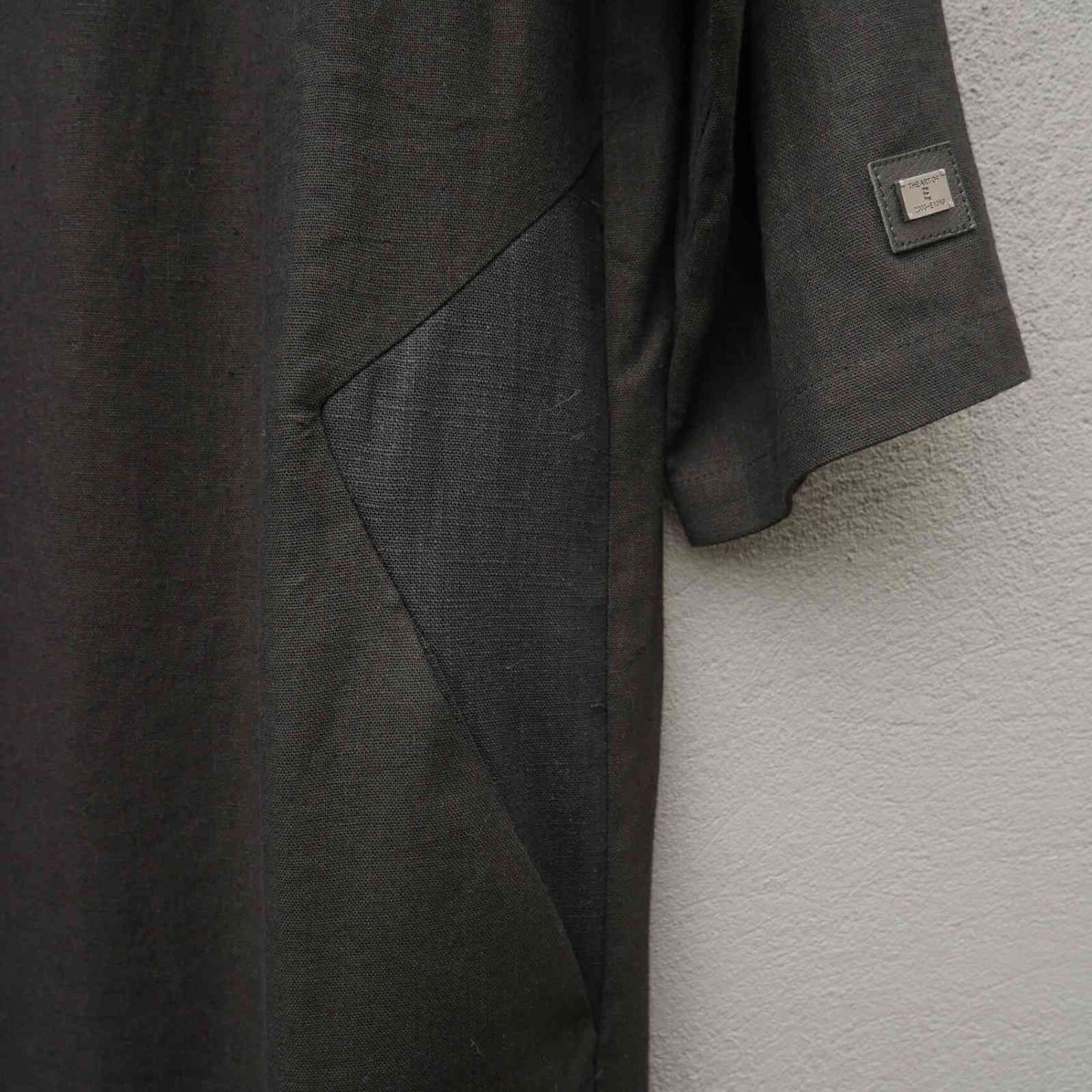 Venstre lomme detalje på sort hørkjole fra E-Avantgarde