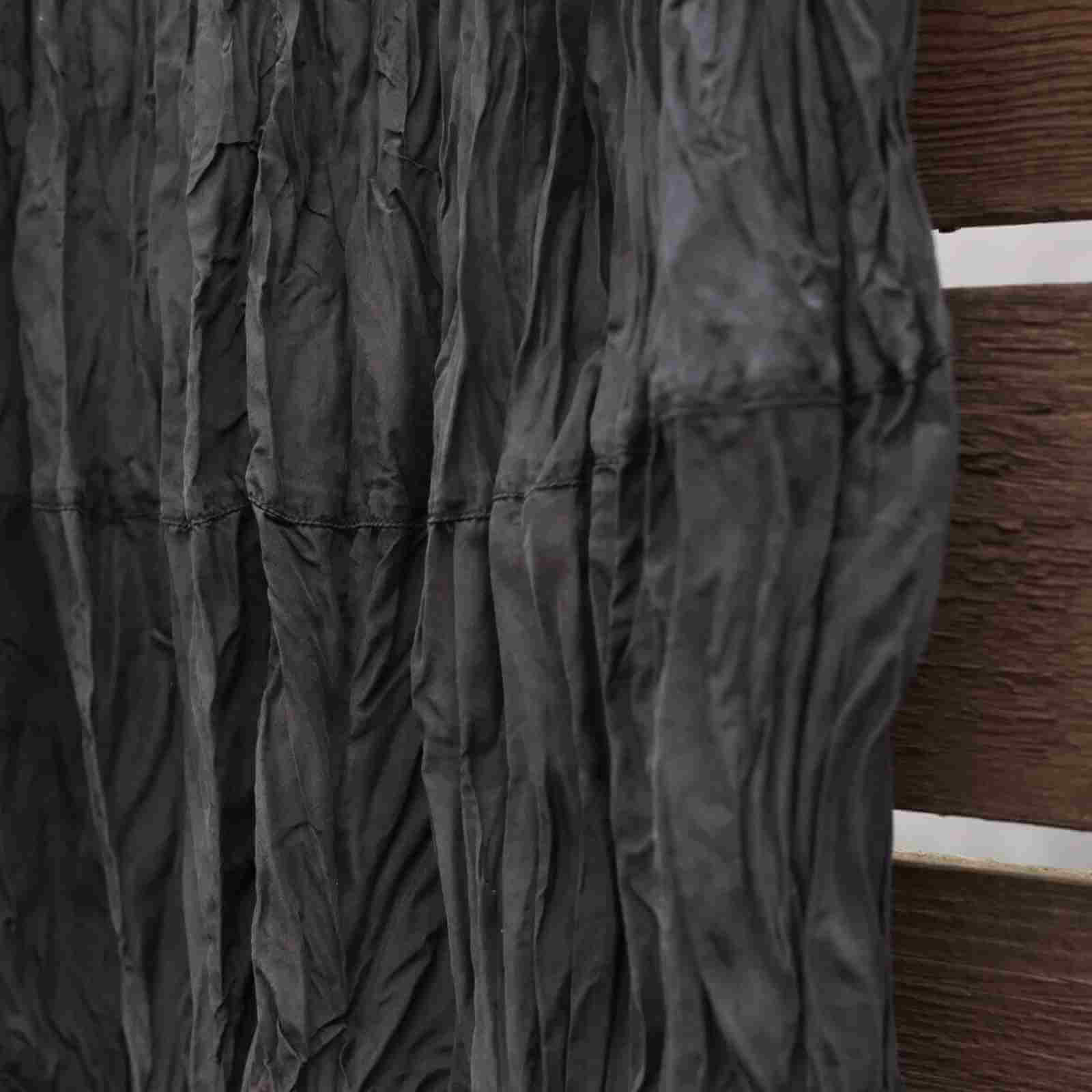 detalje af 100% silke festkjole i sort