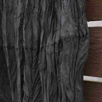 detalje af 100% silke festkjole i sort