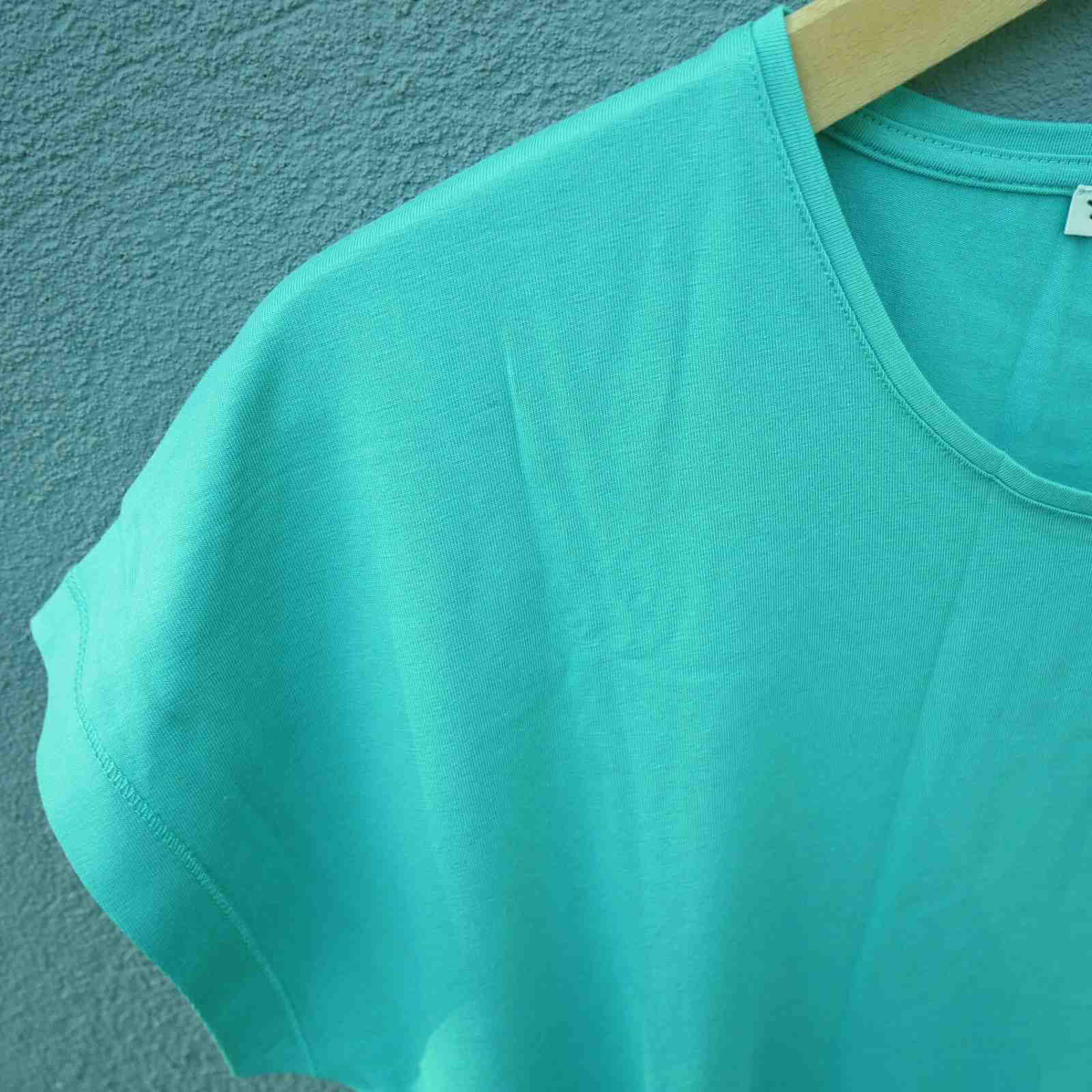 Mansted t-shirt emerald grøn ærme hals detalje