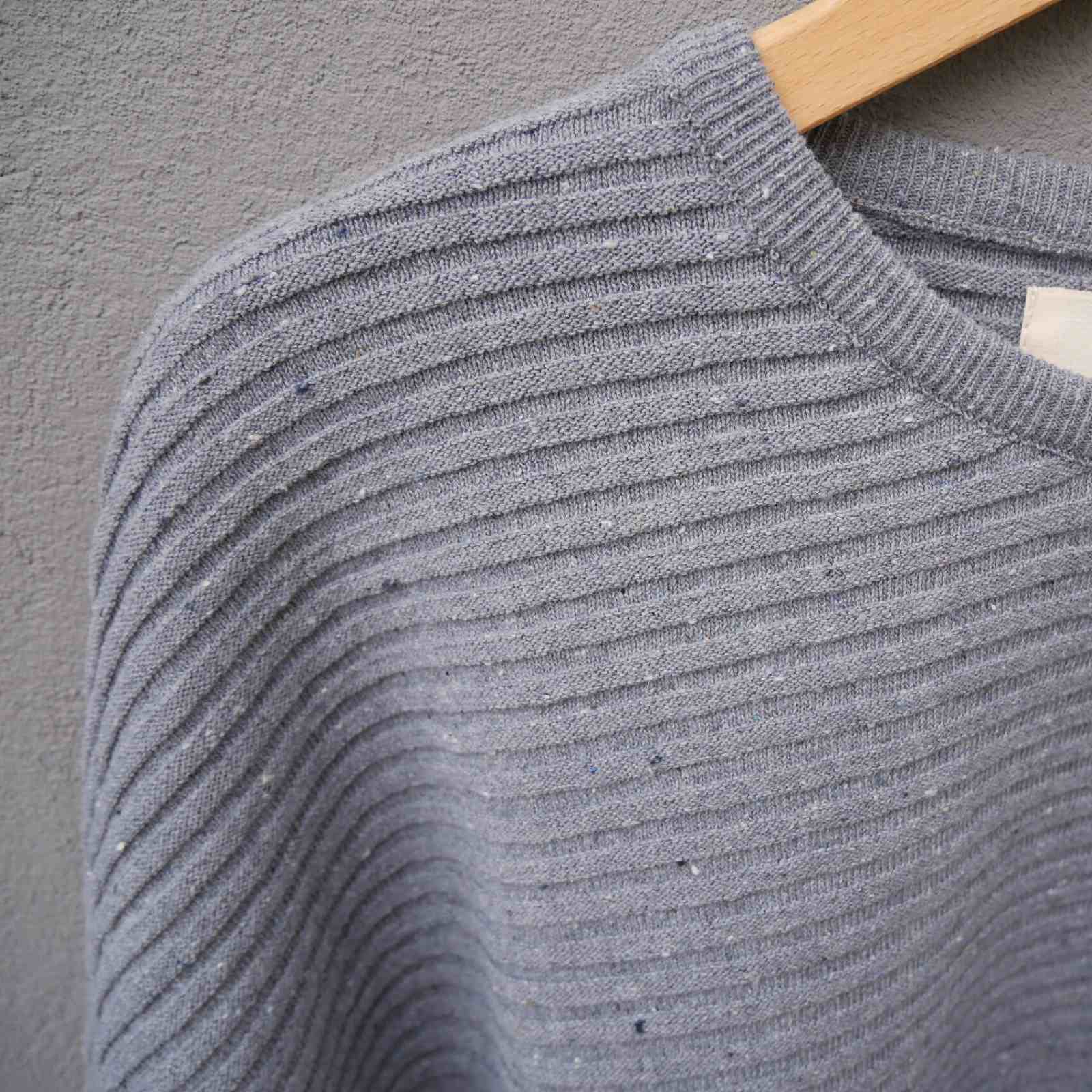Strik detalje på Asta bluse i recycled bomuld fra Muse Wear