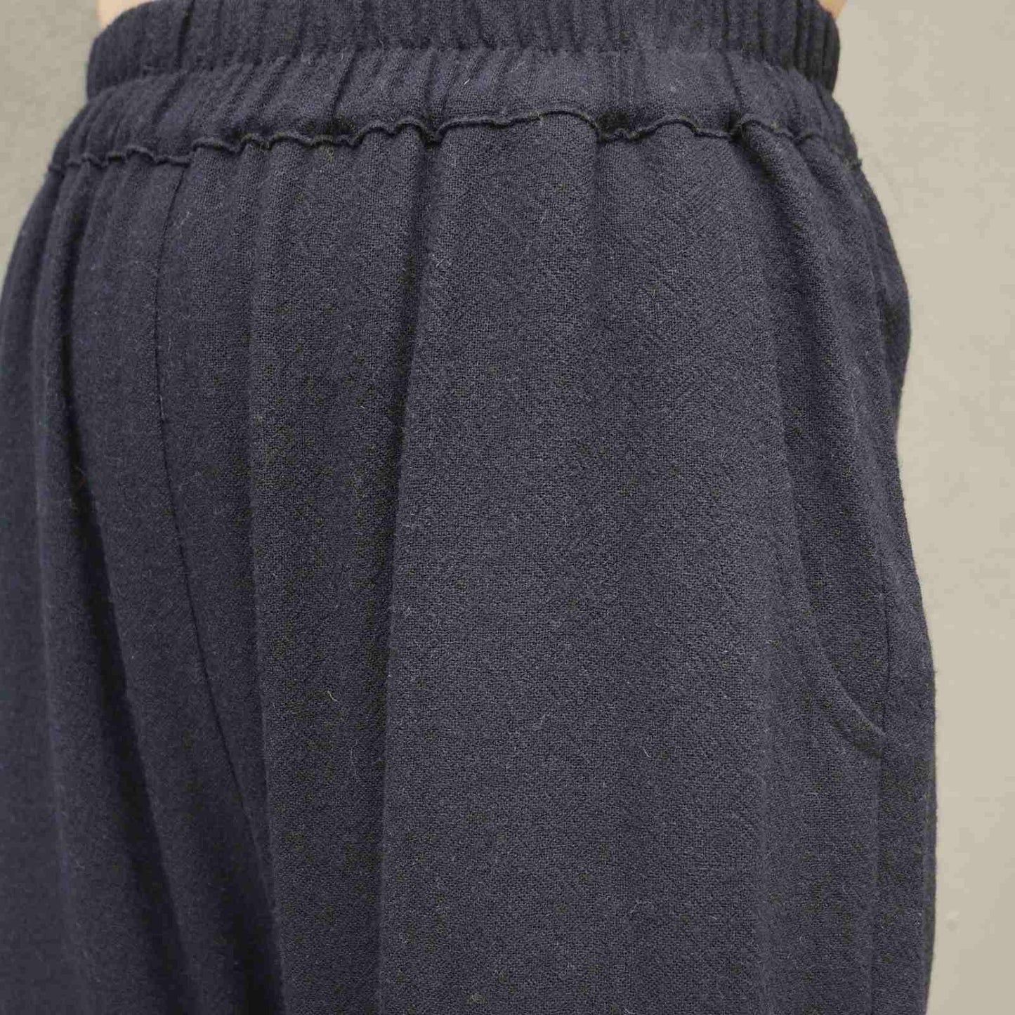 Navy Lura bukser i uld Lenzing blanding fra Muse Wear