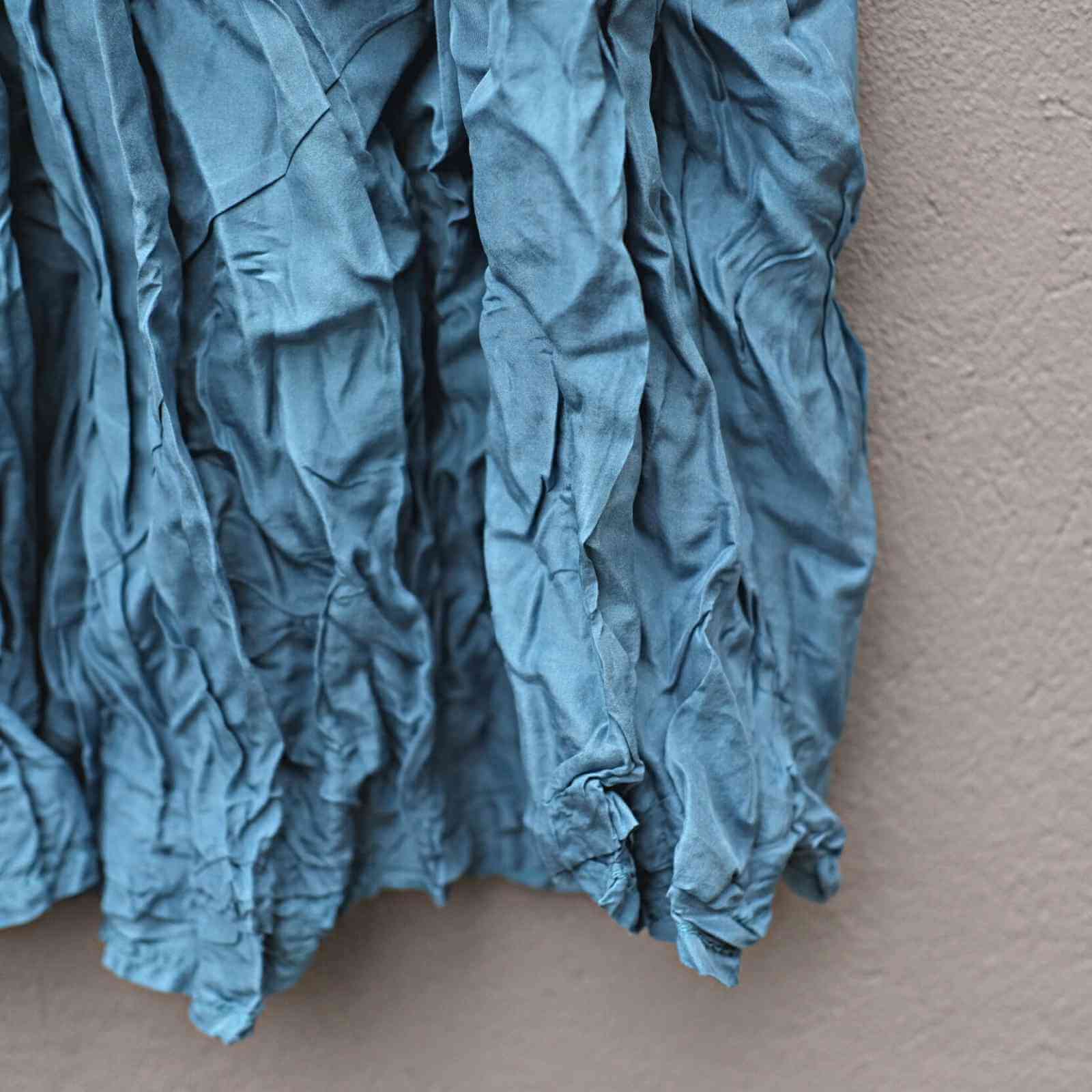 Tæt på silke stof detalje af blå silke nederdel