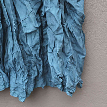 Tæt på silke stof detalje af blå silke nederdel