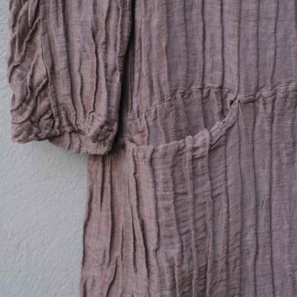 detalje af silke og hør kjole i brunt krøllet look
