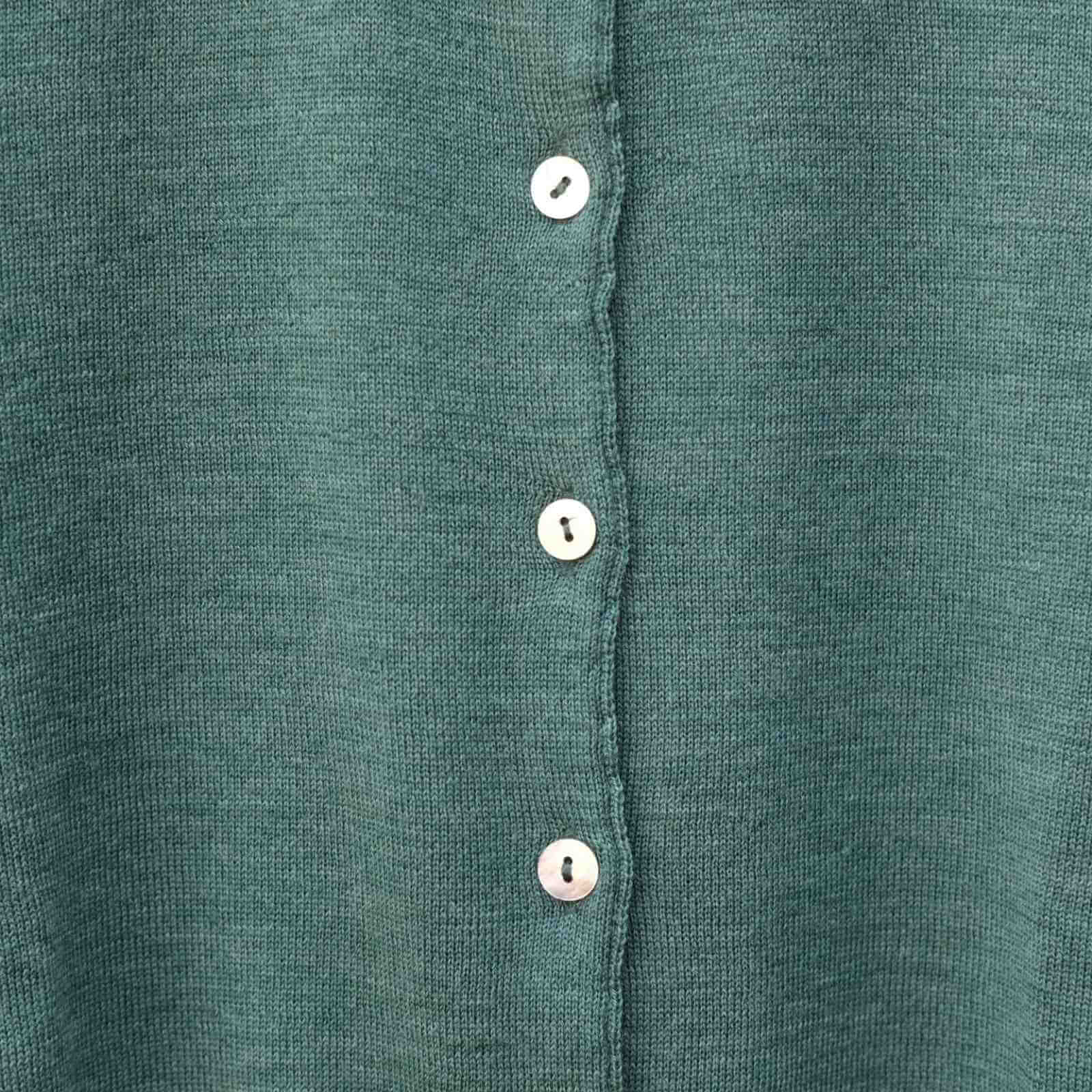 Grøn cardigan i merinould knap detalje