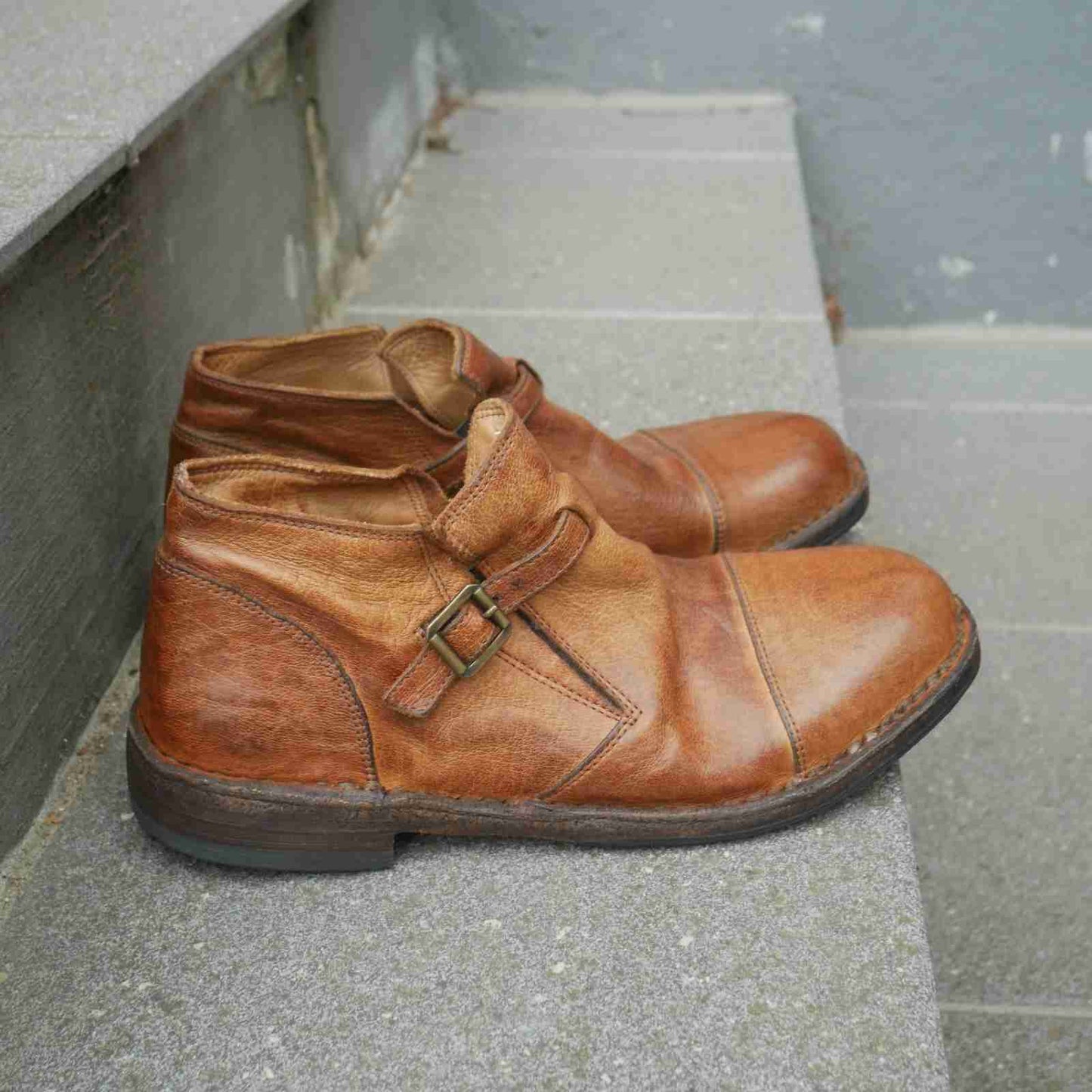 Korte ankelstøvler med rem i cognac fra Bubetti