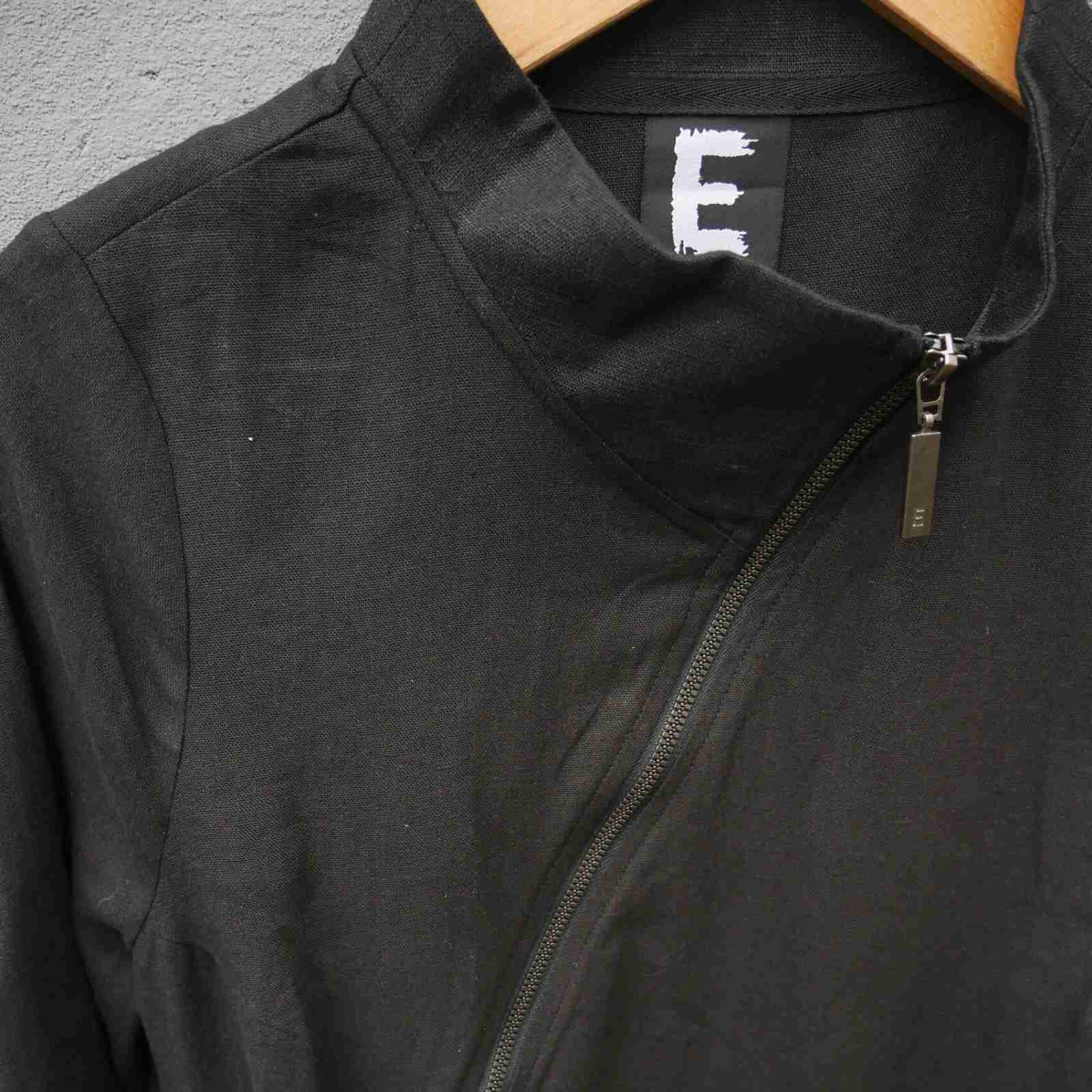 Krave detalje på sort hørkjole med viskose fra E-Avantgarde