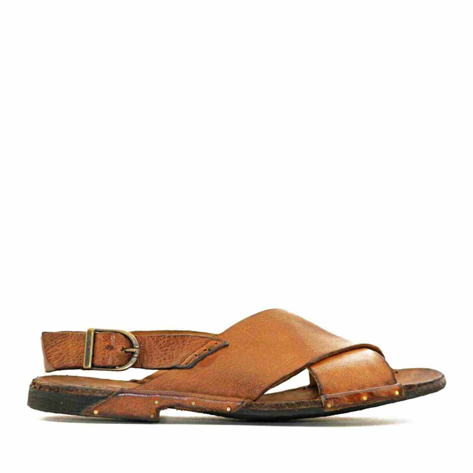 Brun læder sandal med kryds stykker og justerbar rem