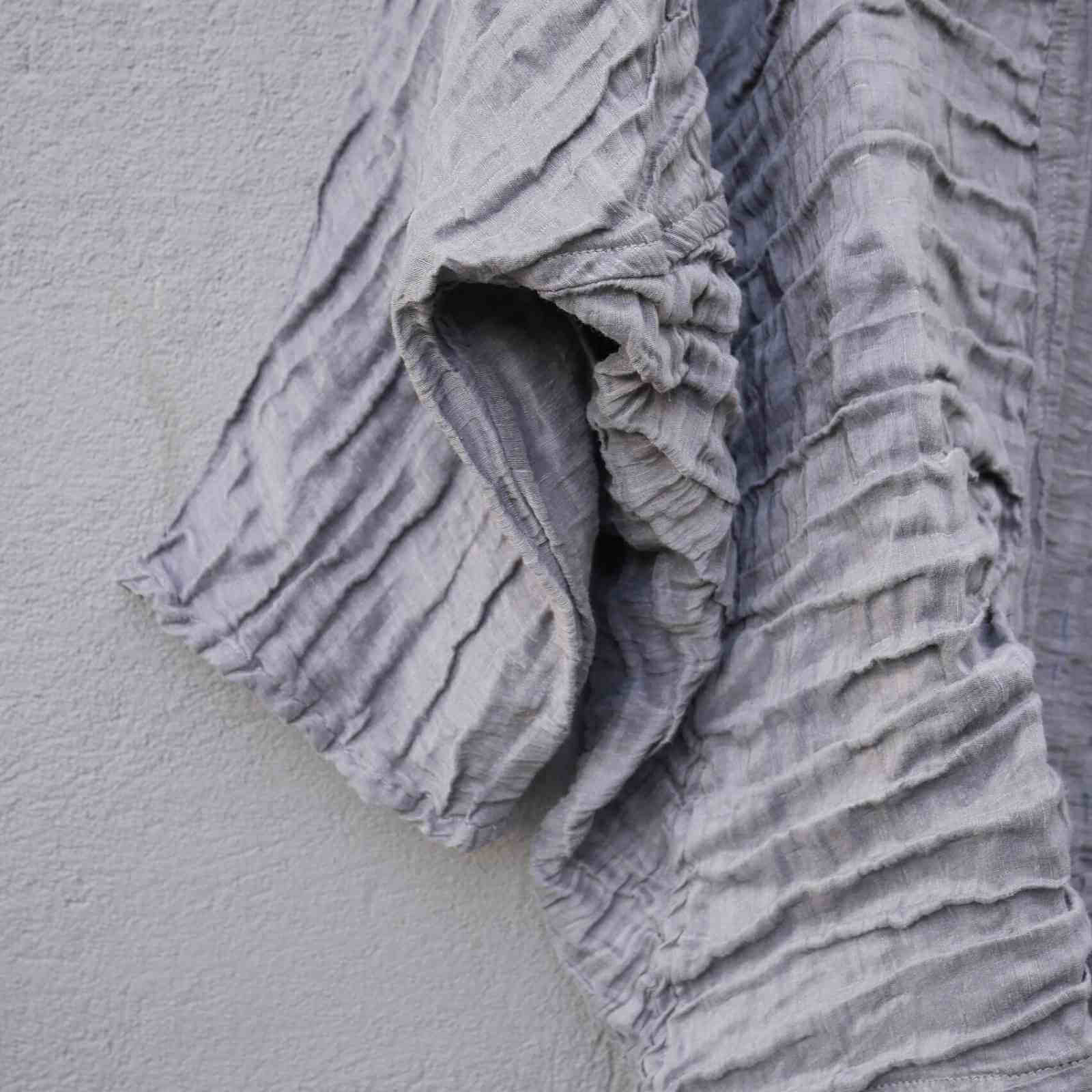 Stof detalje på ærmet af silke og hør blusen med krave fra Grizas i lys grå