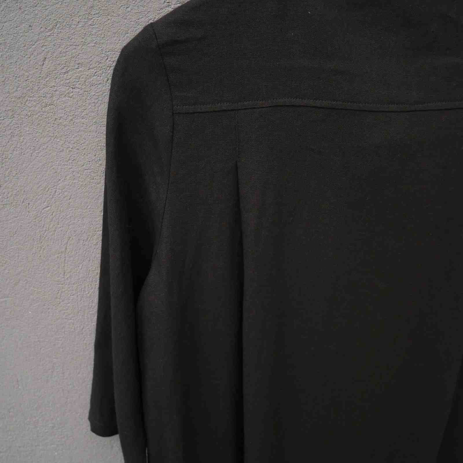 Læg detalje på ryggen af sort hørkjole fra E-Avantgarde