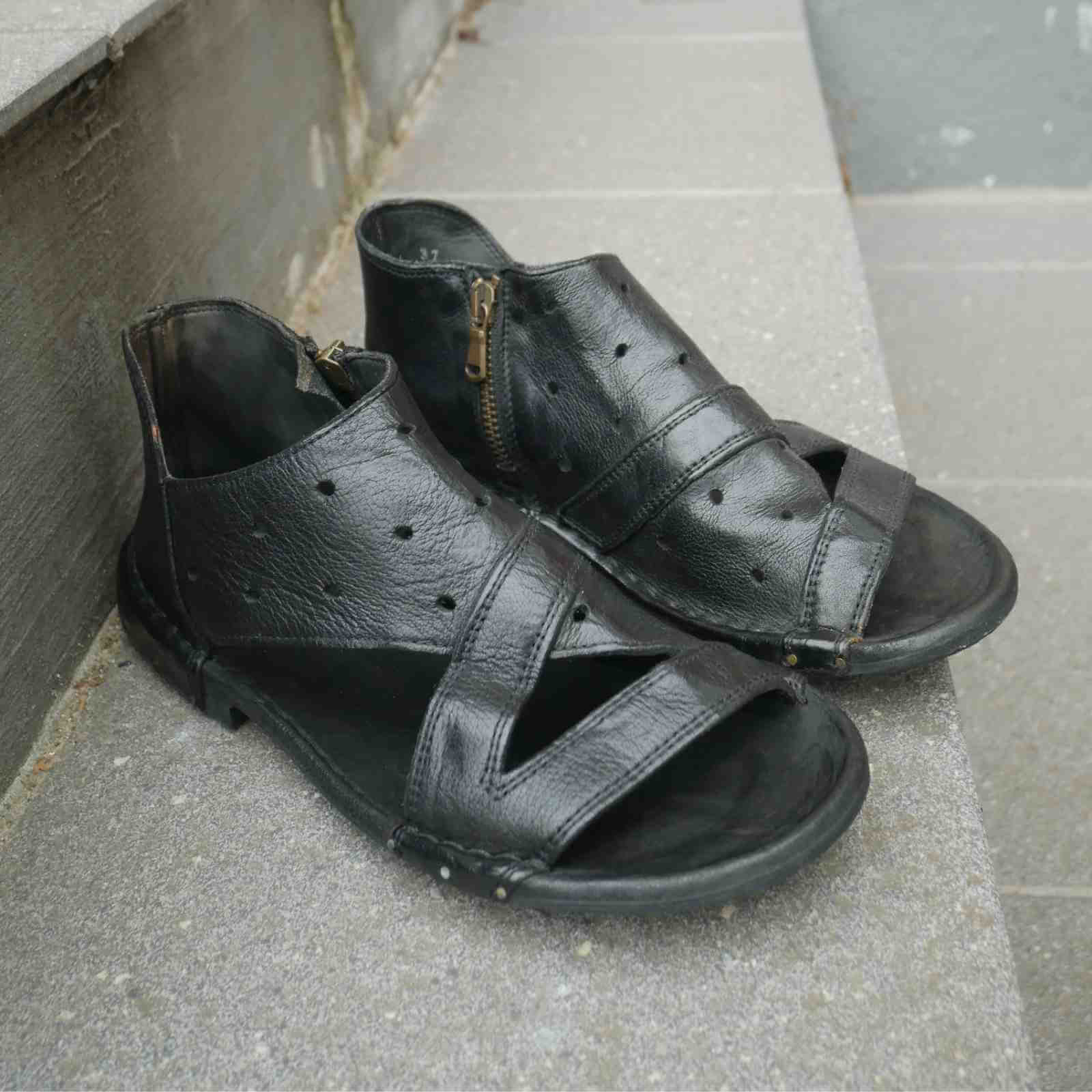 Sort skind sandal med åben tå fra Bubetti. Lynlås på indersiden