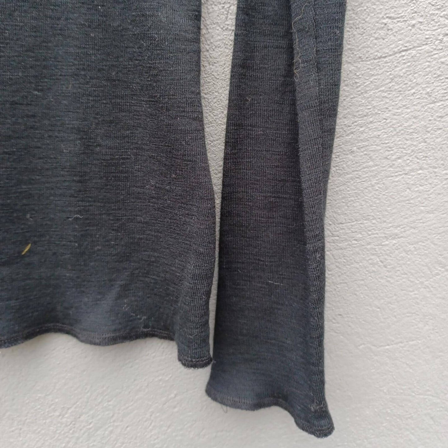 Ærmedetalje på tynd rullekrave bluse i sort merinould