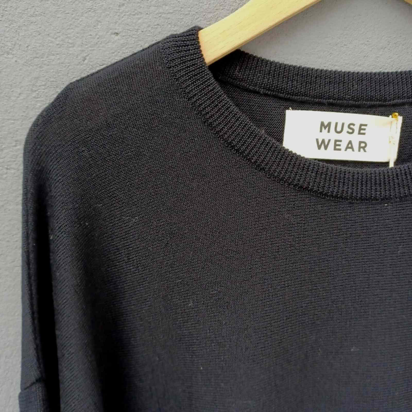Sort uld tunika hals detalje fra Muse Wear