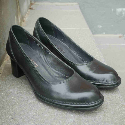 Sorte pumps med rund snude og bred hæl