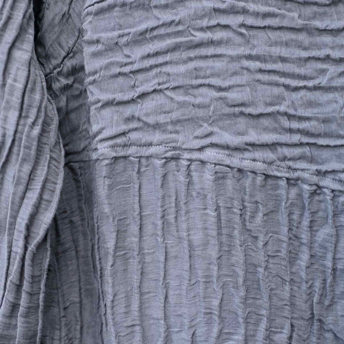 krøllet stof i grå detalje på tunika