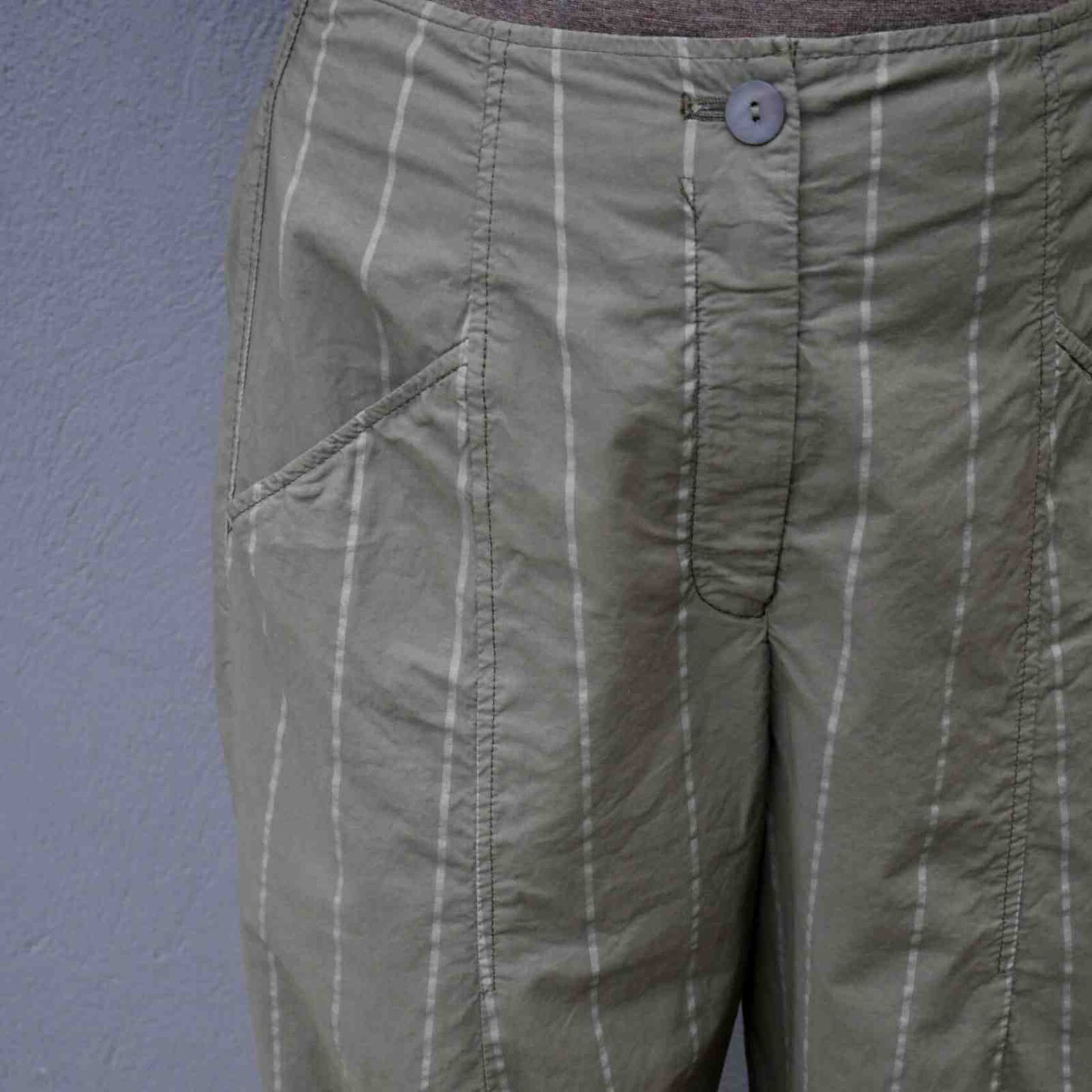 Stribede bukser i bomuld i khaki model Tertia foran detalje
