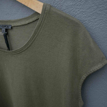 Ærme detalje på t-shirt uden ærmer i hamp og bomuld fra Oska i khaki