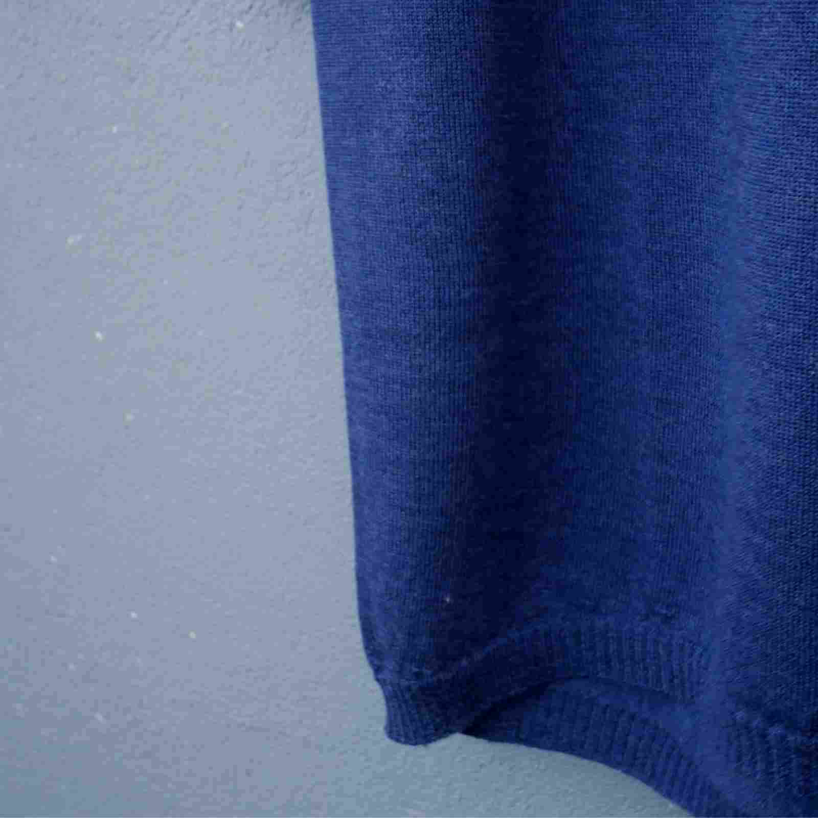 Ribkant på blå tunika i merinould fra Gorridsen
